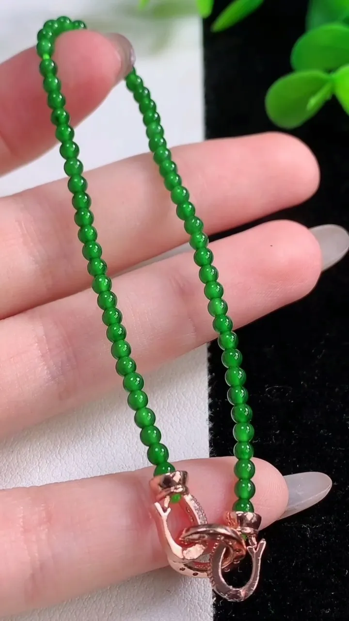 天然A货翡翠小米珠手串，尺寸2.6-62颗，重量:3.79g11月25日
工厂直销收藏佳品,种好水足，色泽均匀，有种有色，上手高大气！