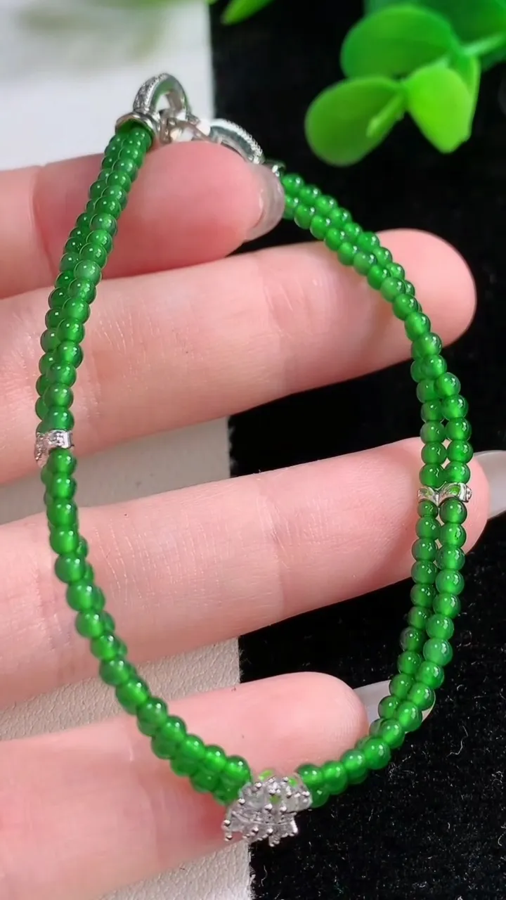 天然A货翡翠小米珠手串，尺寸2.4，重量:5.37g11月25日
工厂直销收藏佳品,种好水足，色泽均匀，有种有色，上手高大气！