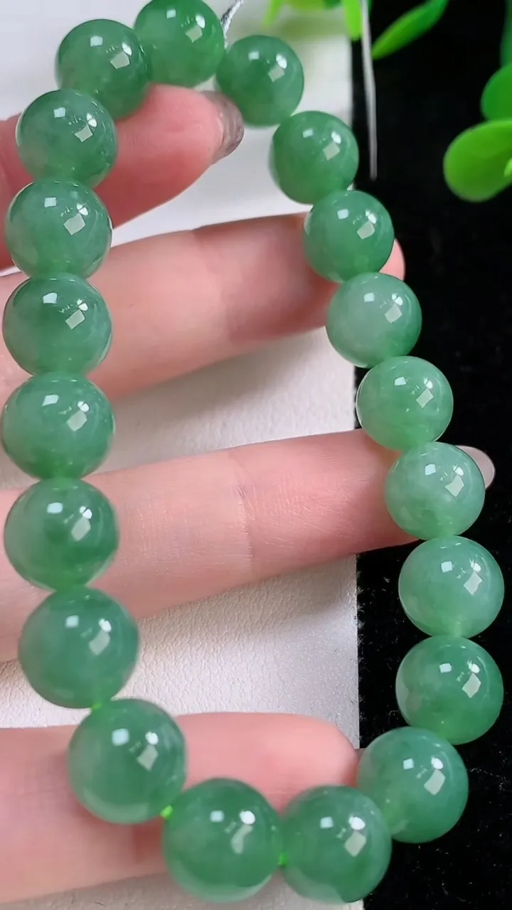 天然A货翡翠圆珠手串，尺寸9.8-20颗，重量:34.28g11月25日
工厂直销收藏佳品,种好水足
