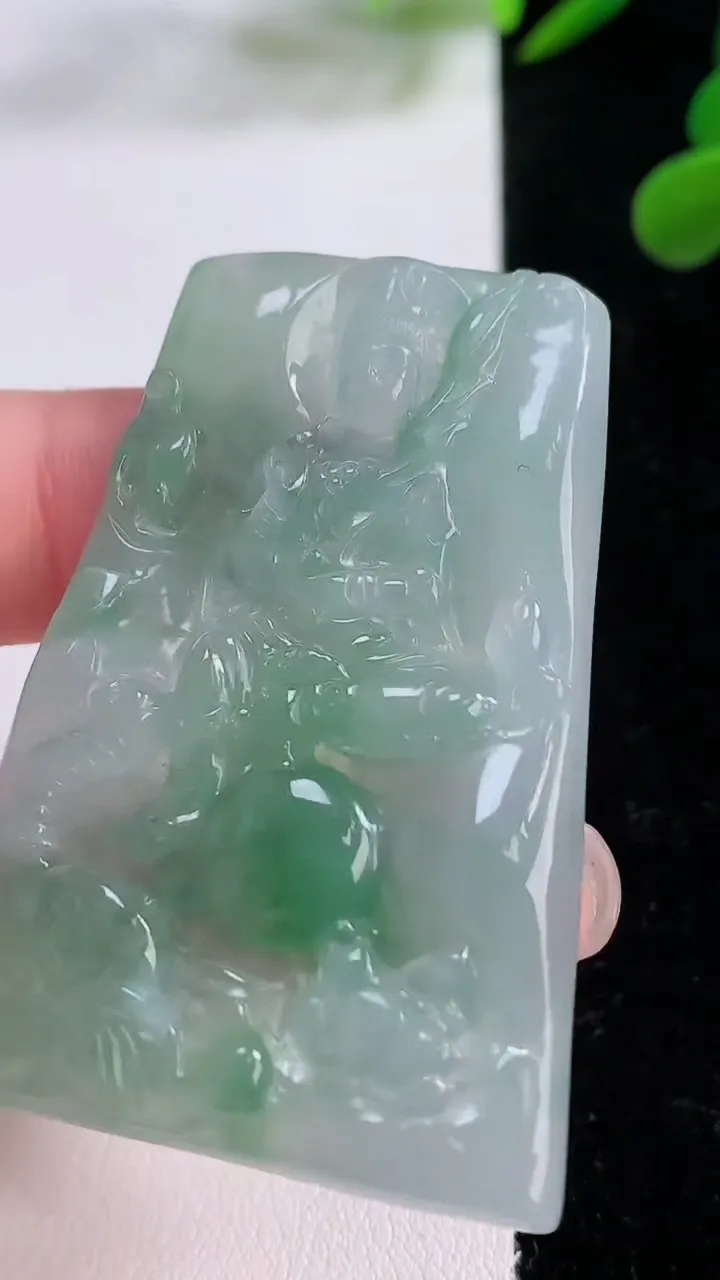 天然A货翡翠普贤菩萨吊坠，尺寸51.4-36.2-4.8，重量:20.00g
11月25日