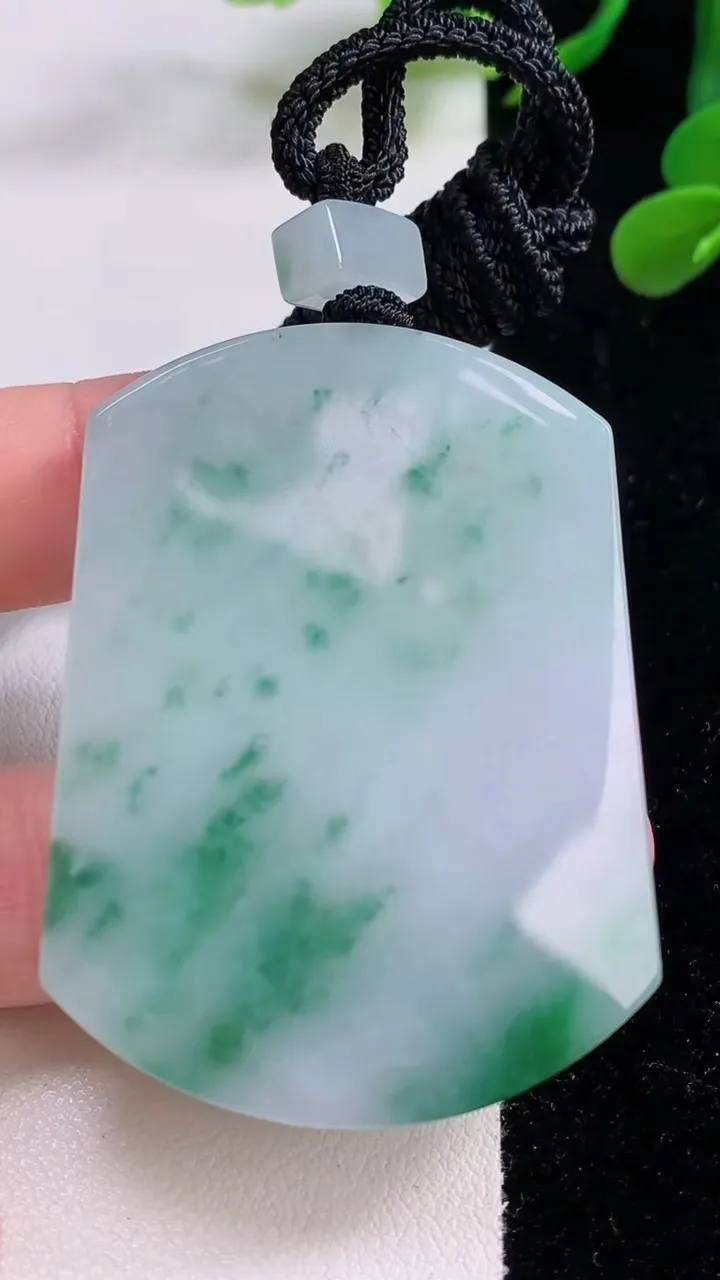 天然A货翡翠飘花无事牌吊坠，尺寸53.4-39.4-5.7，重量:38.97g
11月25日