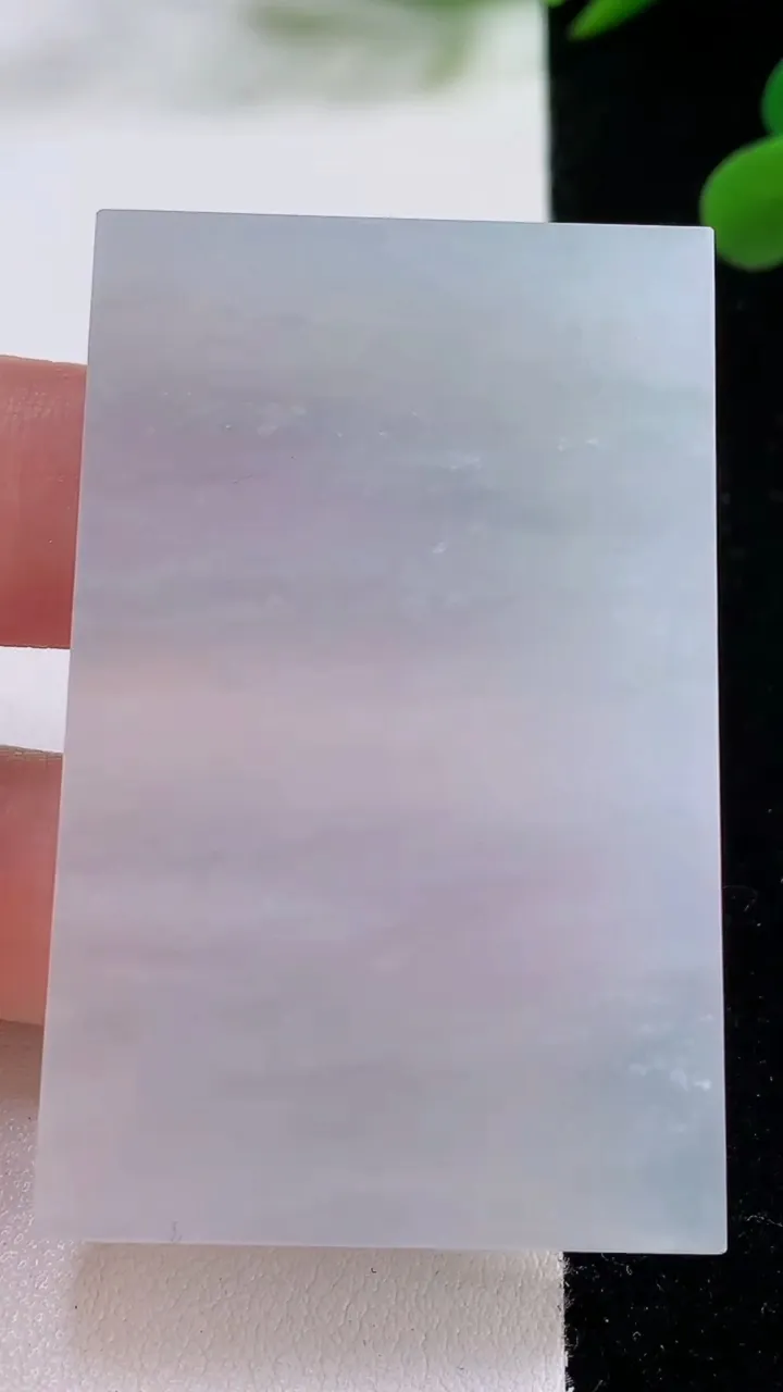 天然A货翡翠无事牌镶嵌件，尺寸54-35.8-5.7，重量:36.39g
11月25日