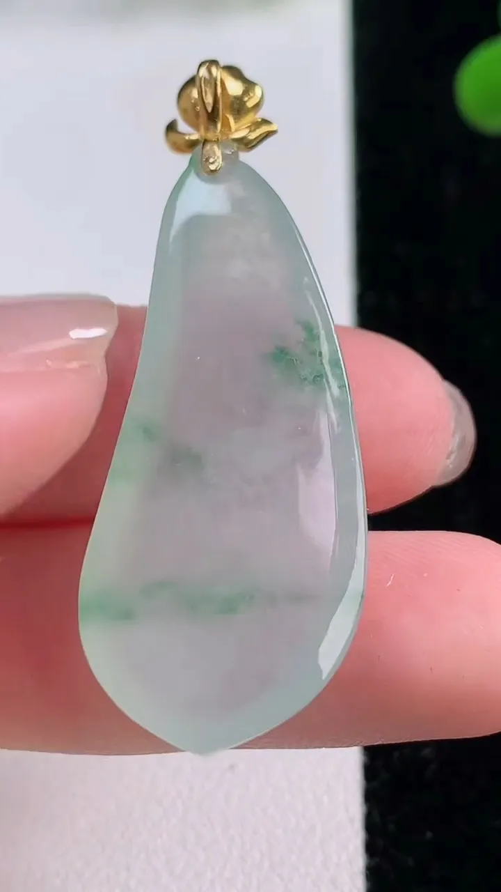 天然A货翡翠种飘花福瓜吊坠，尺寸37.5-17.4-6.5，重量:8.21g
11月25日