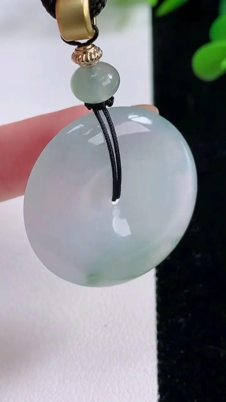 天然A货翡翠冰种飘花平安扣吊坠，尺寸33.2-7.1，重量:21.00g
11月25日