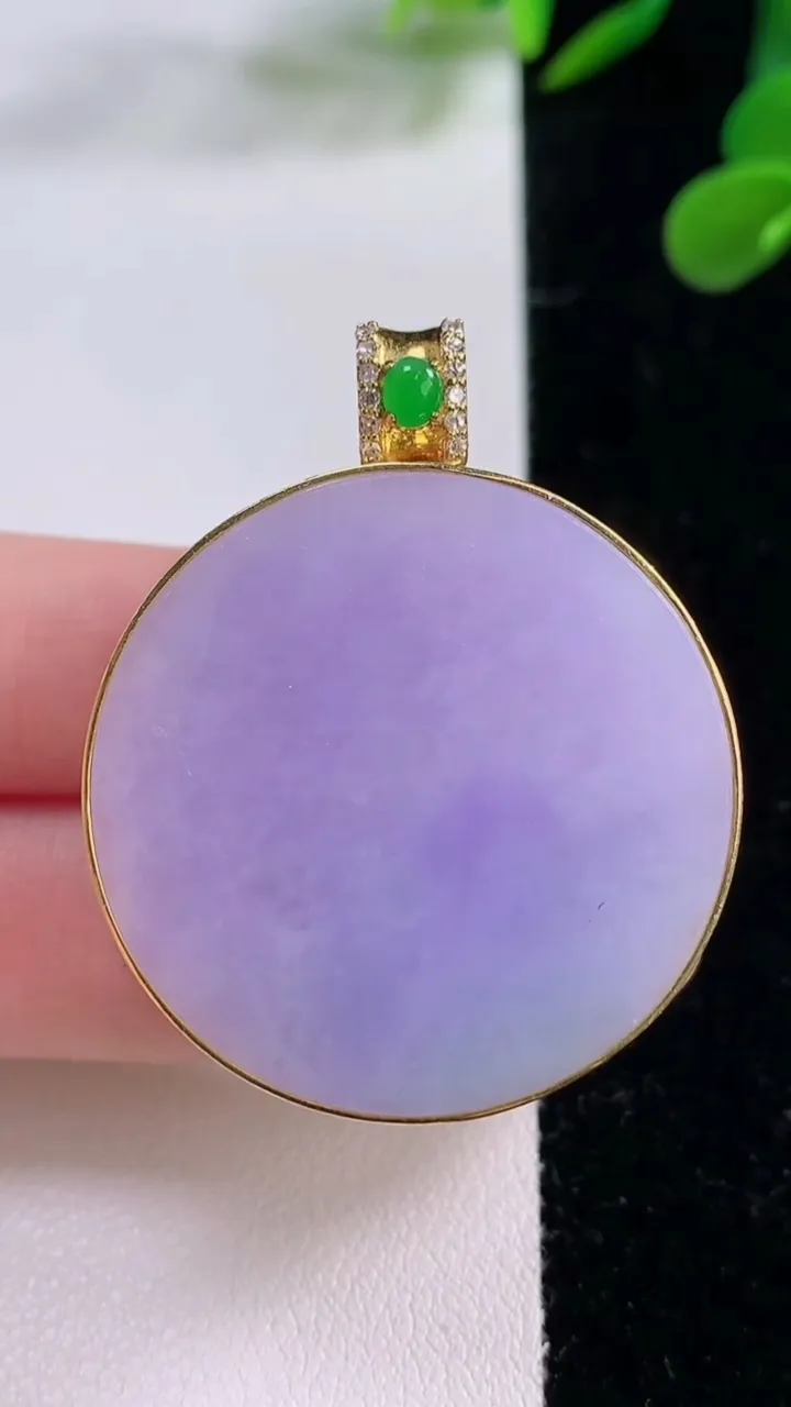 天然A货翡翠18K金紫罗兰无事牌吊坠，尺寸33.5-11.5，重量:36.22g
11月25日