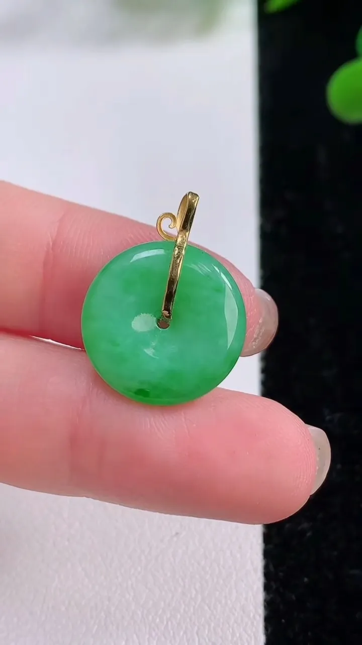 天然A货翡翠平安扣吊坠，尺寸16.6-3.6，重量:2.23g
11月25日