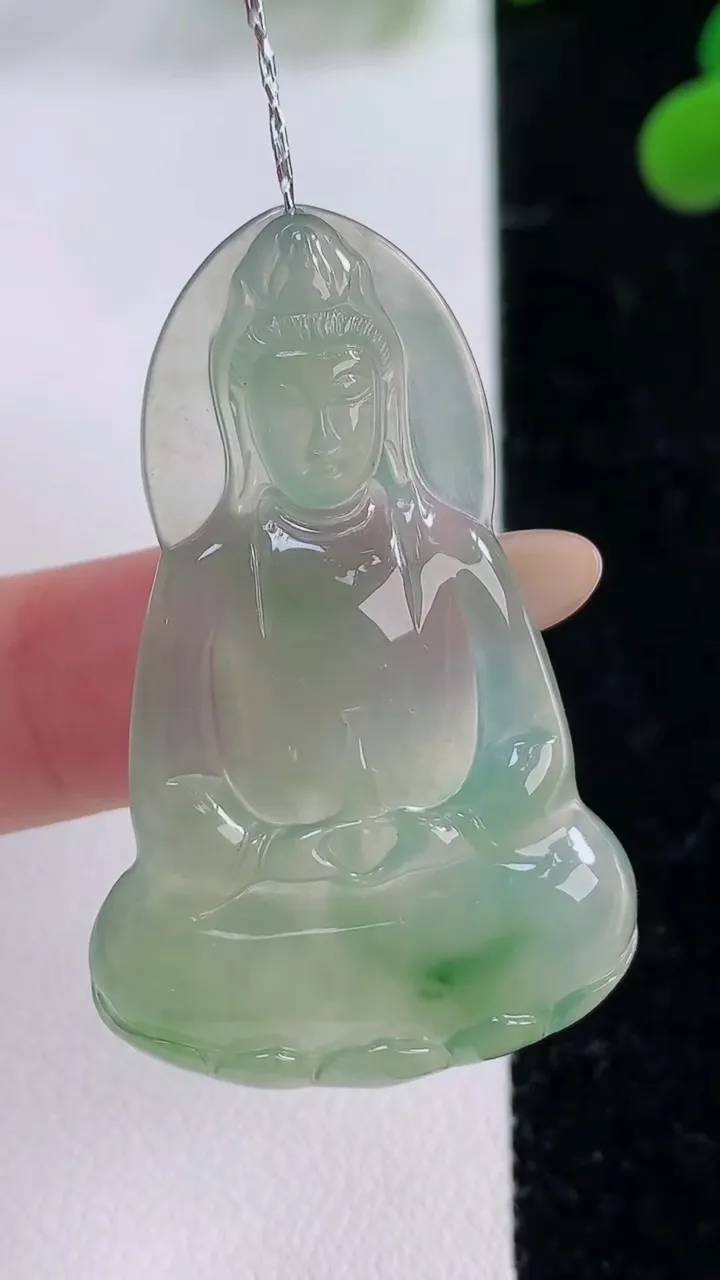 天然A货翡翠观音菩萨吊坠，尺寸43-27.3-4.9，重量:10.11g
11月25日