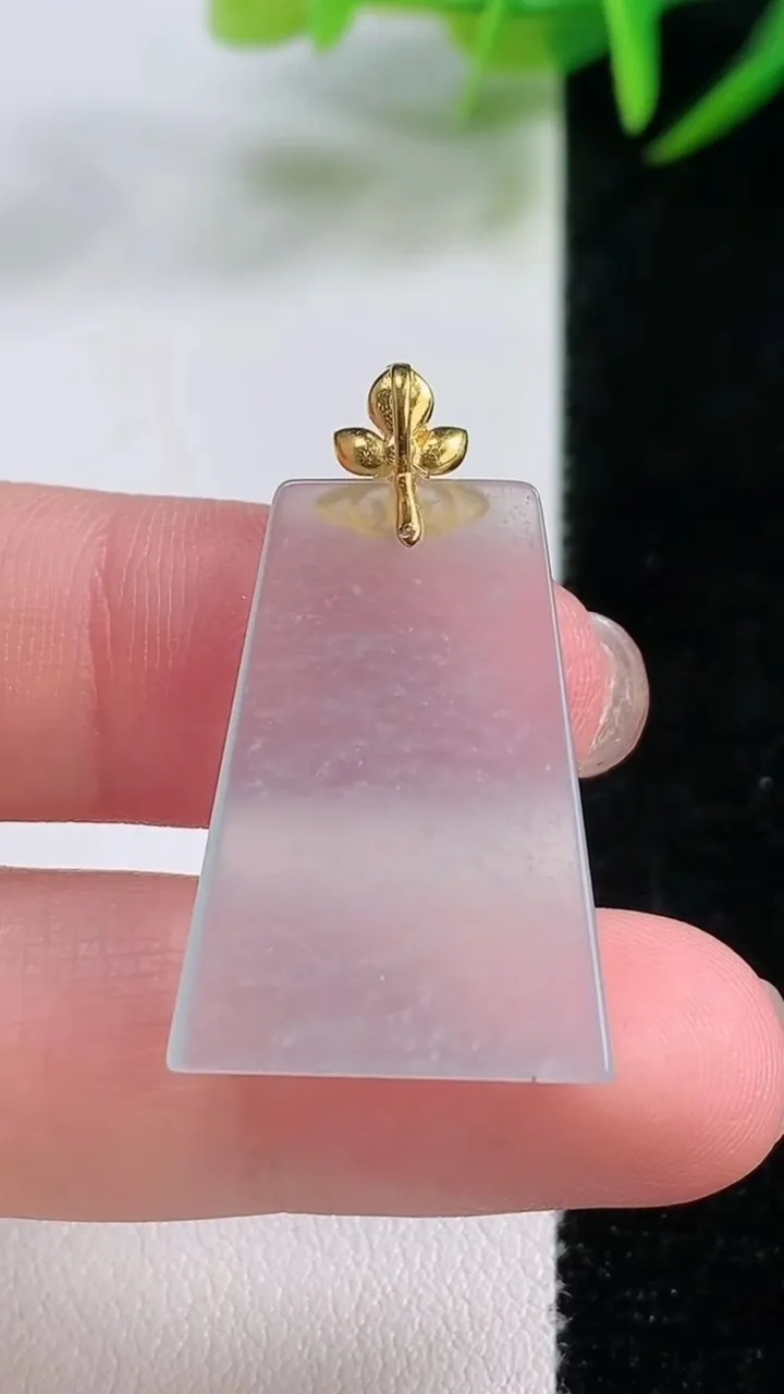 天然A货翡翠种白冰无事牌吊坠，尺寸26.5-19-2.9，重量:2.87g
11月25日