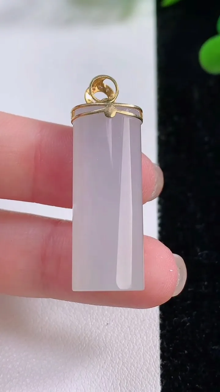 天然A货翡翠种白冰平安柱吊坠，尺寸31.8-12-8.6，重量:9.86g
11月25日