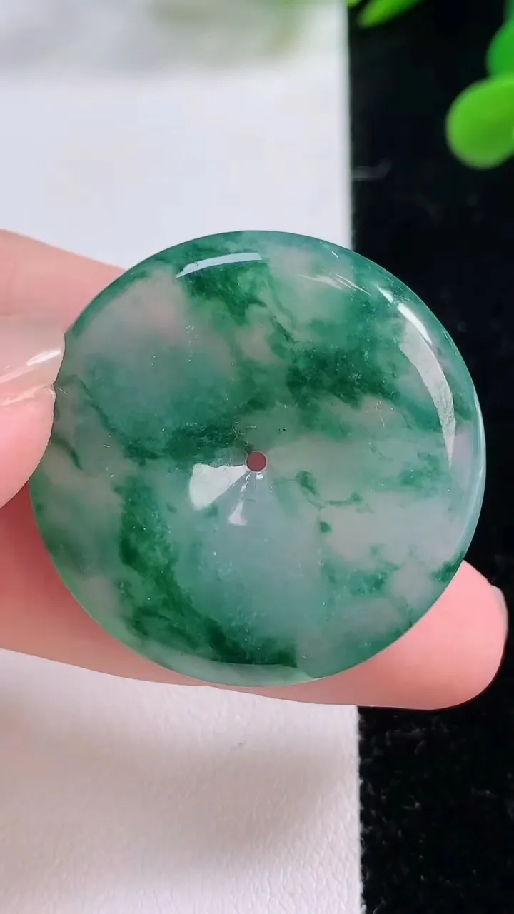 天然A货翡翠种飘花平安扣吊坠，尺寸34.2-6.2，重量:16.40g
11月25日