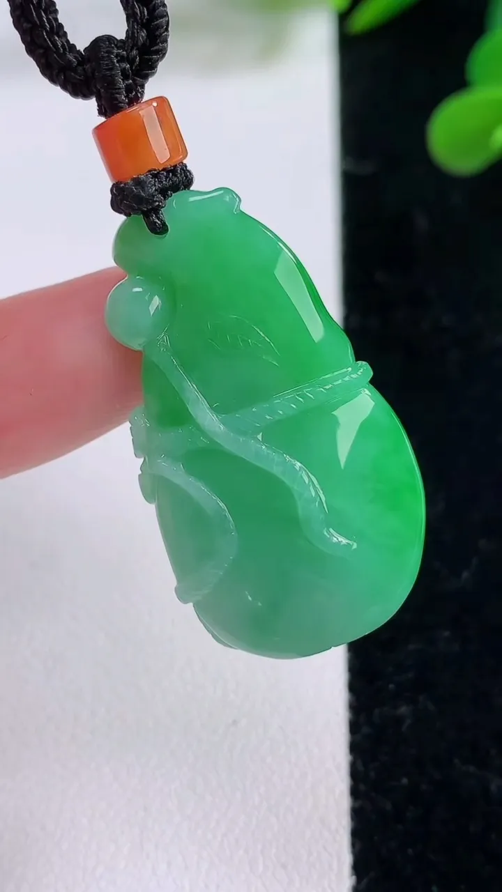 天然A货翡翠葫芦吊坠，尺寸34.3-19.6-11，重量:15.38g
11月25日