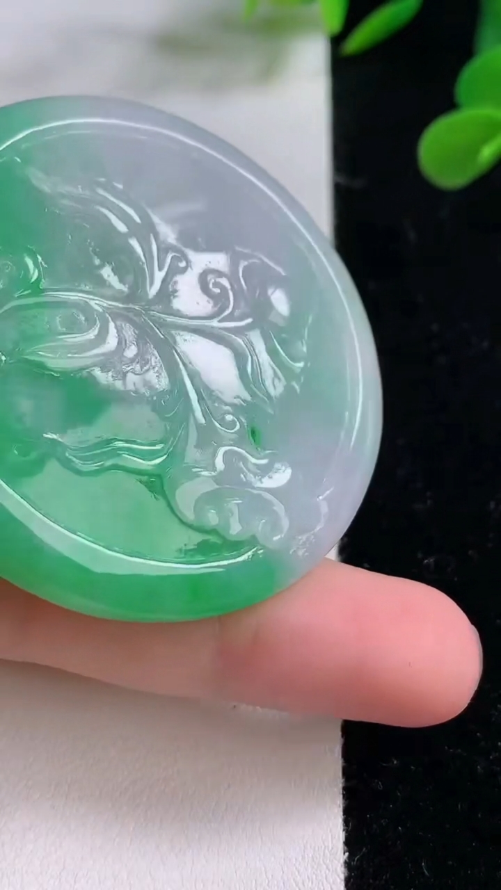 天然A货翡翠度母观音吊坠，尺寸50.3-8.9，重量:44.78g
11月25日