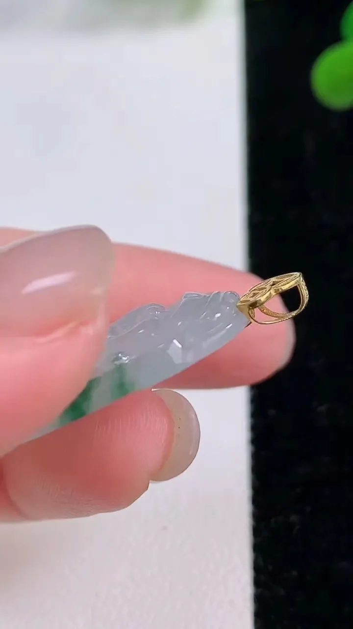 天然A货翡翠种飘花财神爷吊坠，尺寸32.8-20.5-4.5，重量:5.49g
11月25日