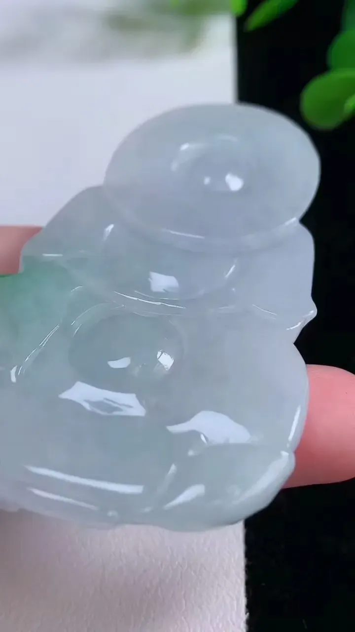 天然A货翡翠观音菩萨吊坠，尺寸71.3-40.9-9.1，重量:45.10g
11月25日