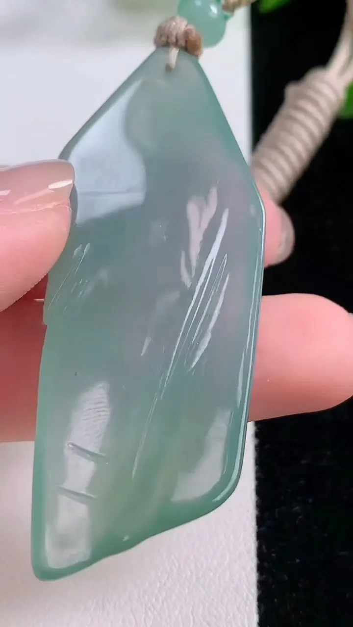 天然A货翡翠无相佛吊坠，尺寸57-23.6-4.9，重量:17.57g
11月25日