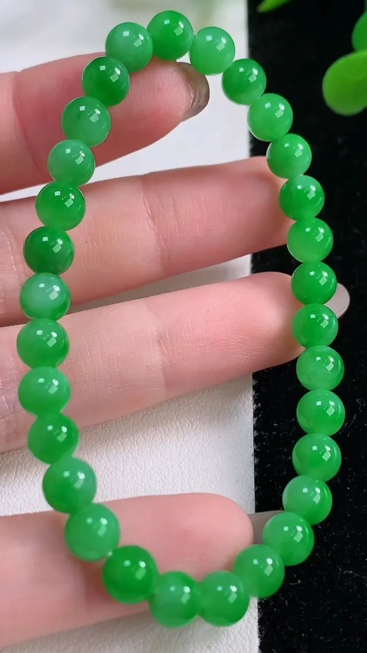 天然A货翡翠圆珠手串，尺寸5.8-30颗，重量:11.41g11月25日
工厂直销收藏佳品,种好水足，色泽均匀，有种有色，上手高大气！