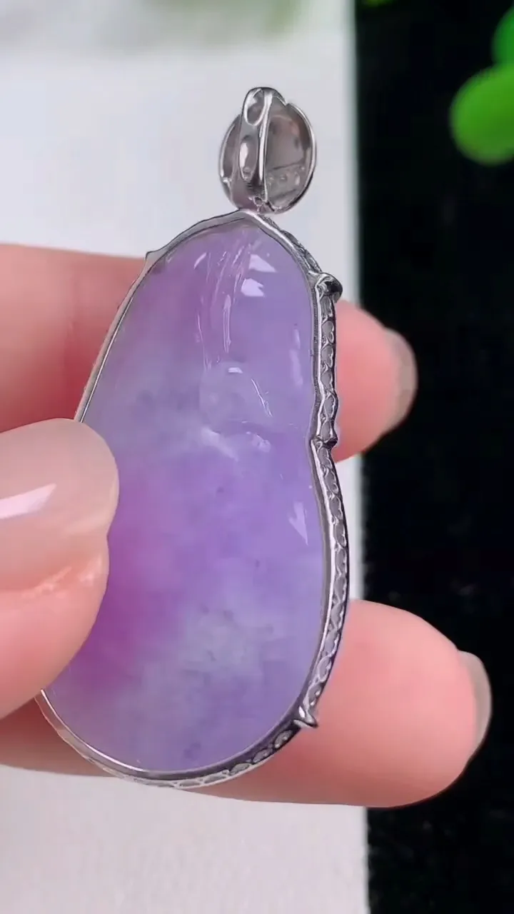 天然A货翡翠18K金紫罗兰福袋吊坠，尺寸35.6-20-12.6，重量:13.73g
11月25日