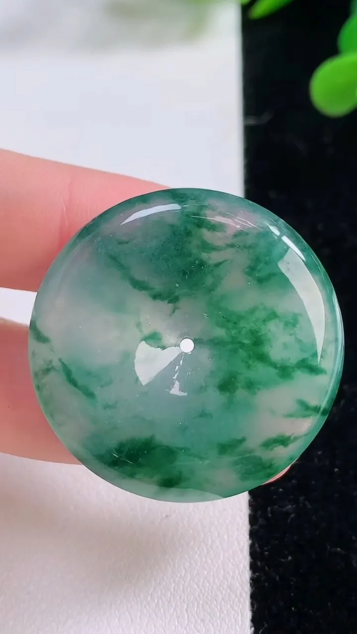 天然A货翡翠种飘花平安扣吊坠，尺寸34.2-6.2，重量:16.40g
11月25日