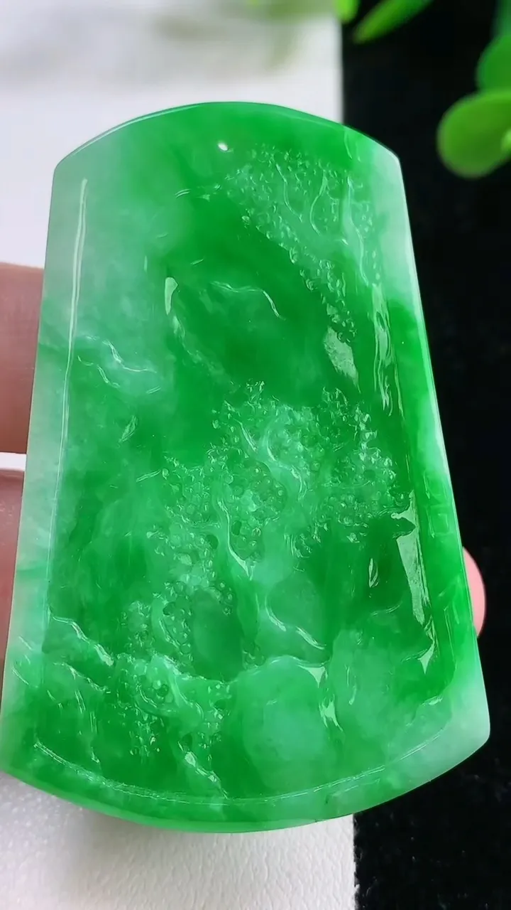 天然A货翡翠山水牌吊坠，尺寸59-39-5.2，重量:26.81g
11月25日