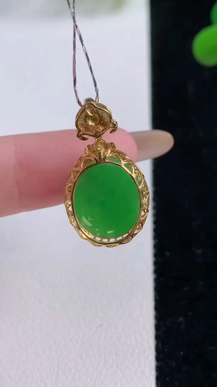 天然A货翡翠蛋面吊坠，尺寸23.5-13-9.5，裸石13-11重量:2.96g
11月25日