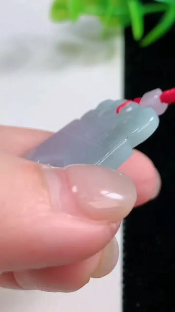 天然A货翡翠仿古无事牌吊坠，尺寸44.2-25.2-3.4，重量:10.82g
11月25日