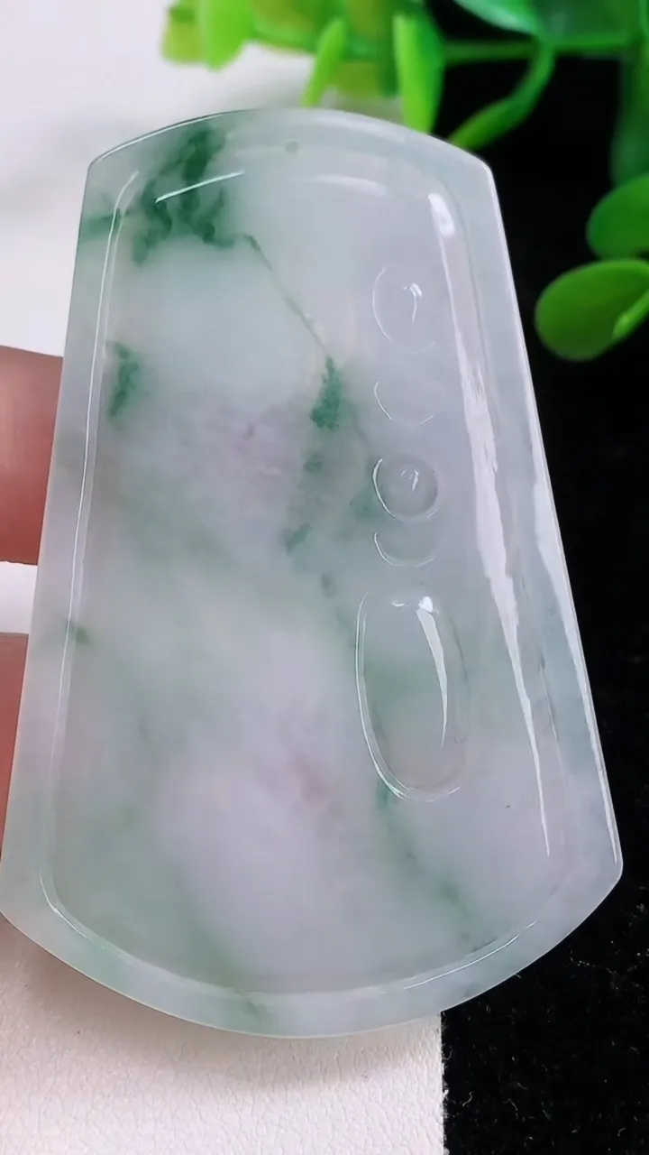 天然A货翡翠牌吊坠，尺寸68-46-4，重:21.38g
11月25日