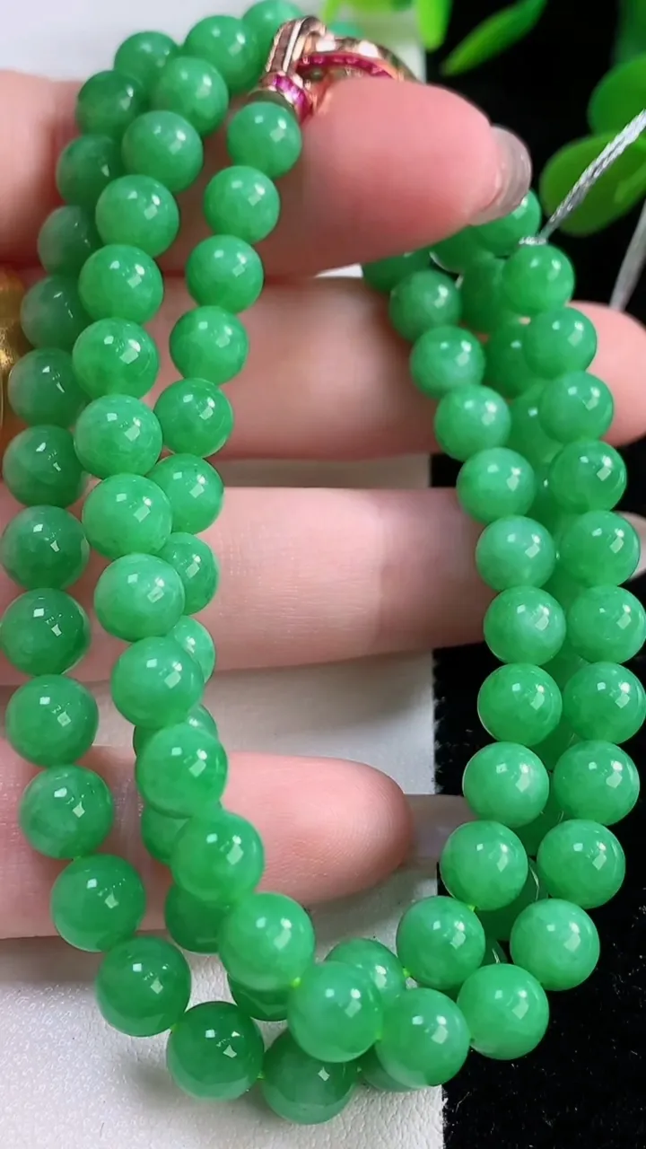 天然A货翡翠圆珠项链，尺寸6.5-87颗，重量:43.35g11月25日
工厂直销收藏佳品,种好水足，色泽均匀，有种有色，上手高大气！