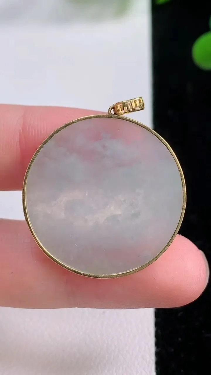 天然A货翡翠种白冰无事牌吊坠，尺寸27-2.8，重量:5.36g
11月25日