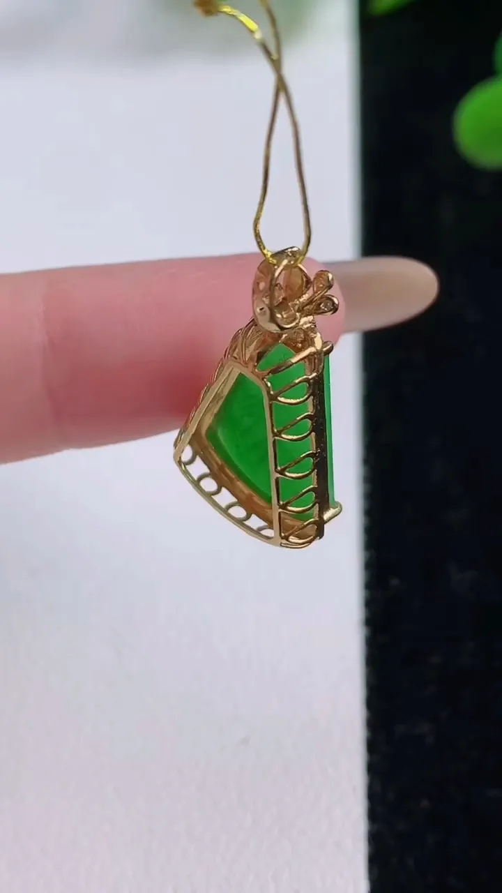 天然A货翡翠无事牌吊坠，尺寸2.7-12.8-6.4，裸石15-11.6重量:1.75g
11月25日