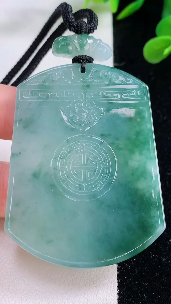 天然A货翡翠种飘花仿古无事牌吊坠，尺寸56.3-43-5.6，重量:44.37g
11月25日