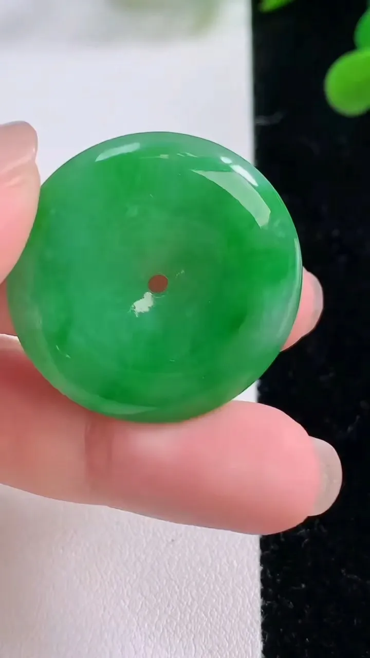 天然A货翡翠平安扣吊坠，尺寸29.7-5.2，重量:9.70g
11月25日