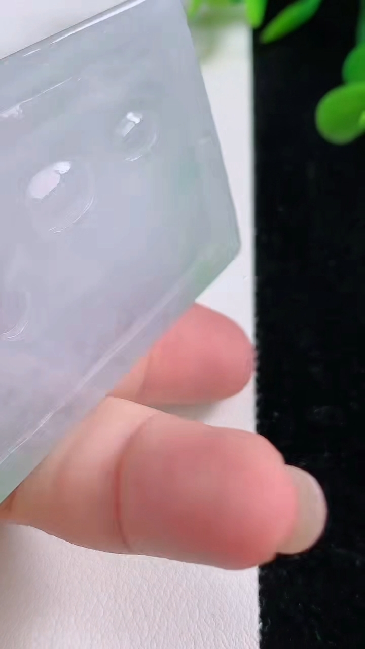 天然A货翡翠阿弥陀佛吊坠，尺寸60-43.9-5.7，重量:34.85g
11月25日