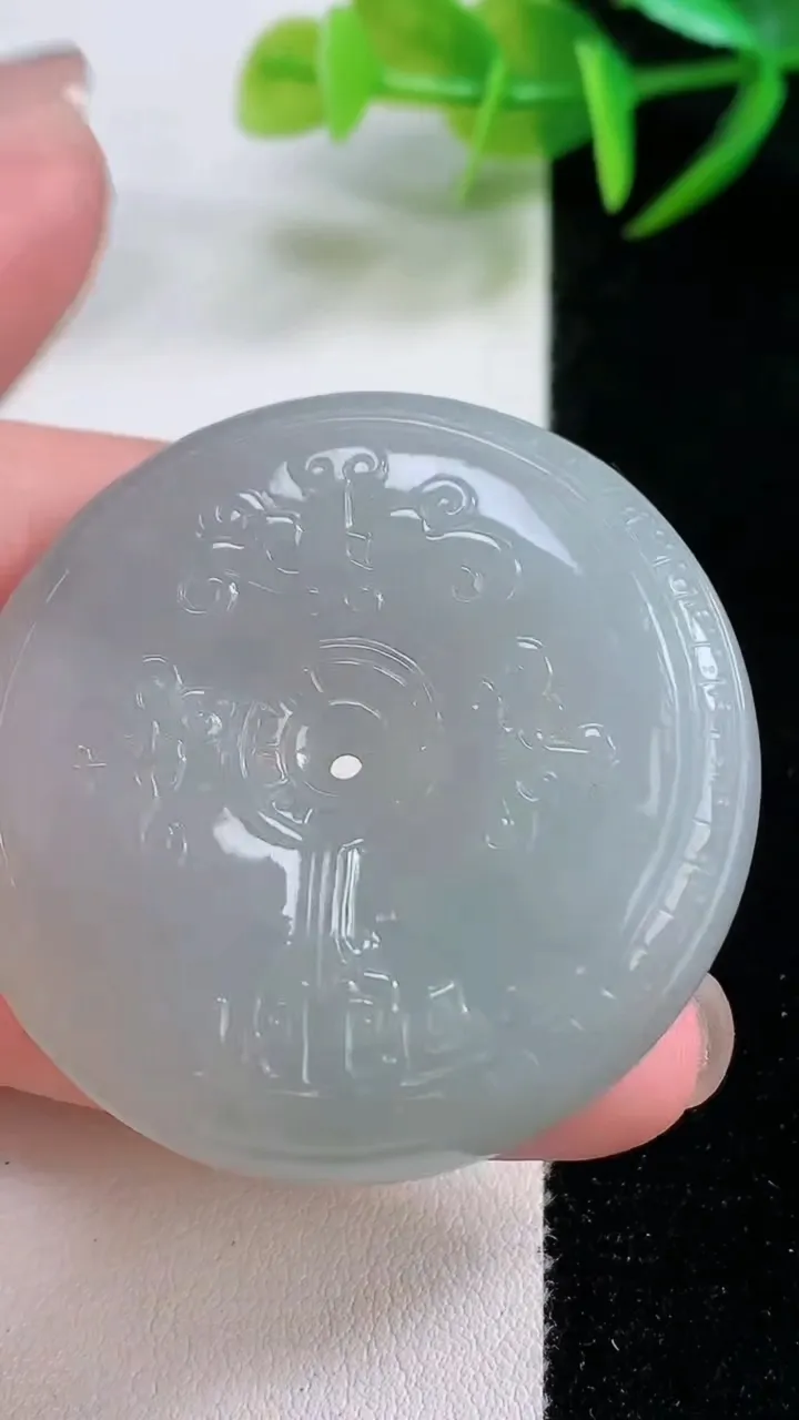 天然A货翡翠复古平安扣吊坠，尺寸44-10.4，重量:44.66g
11月25日