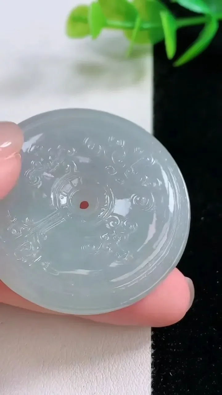 天然A货翡翠复古平安扣吊坠，尺寸44-10.4，重量:44.66g
11月25日