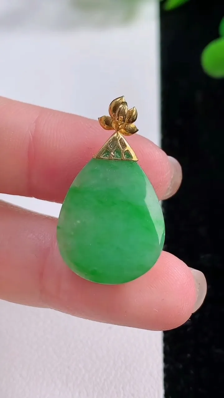 天然A货翡翠水滴吊坠，尺寸20.8-15.8-7.2，重量:4.24g
11月25日