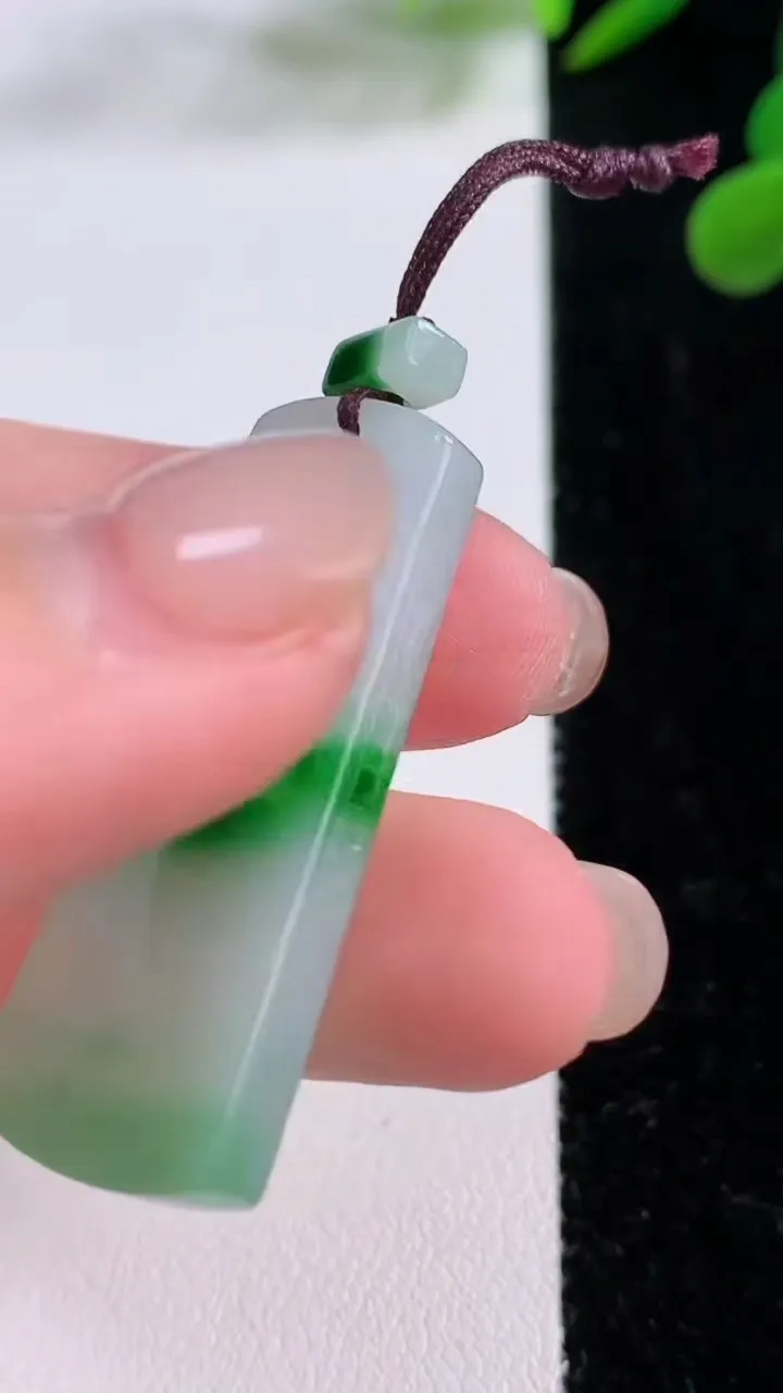 天然A货翡翠仿古无事牌吊坠，尺寸38-14.8-4.5，重量:7.84g
11月25日