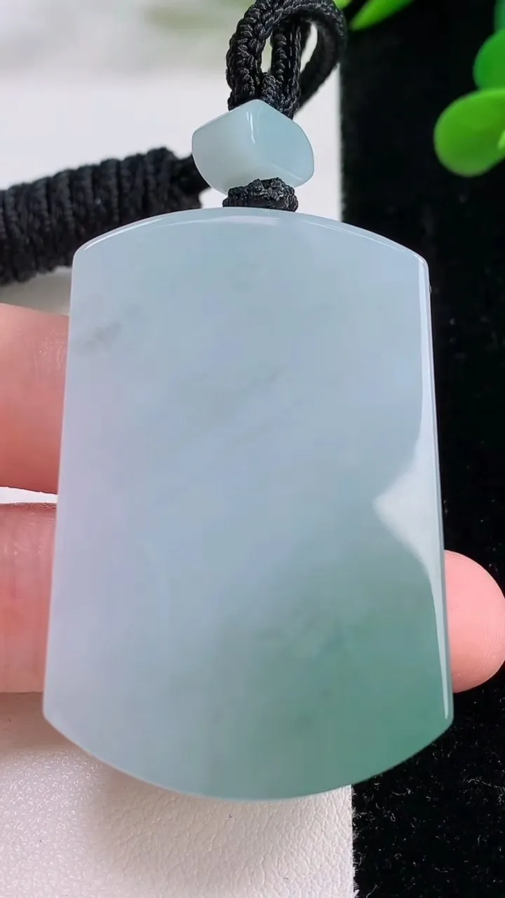 天然A货翡翠仿古无事牌吊坠，尺寸49-33.2-8.1，重量:44.12g
11月25日