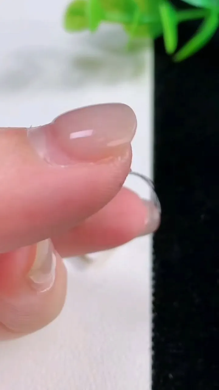 天然A货翡翠冰种飘花麒麟吊坠，尺寸26.8-44.4-6.9，重量:11.30g
11月25日