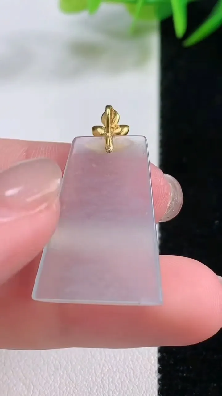 天然A货翡翠种白冰无事牌吊坠，尺寸26.5-19-2.9，重量:2.87g
11月25日