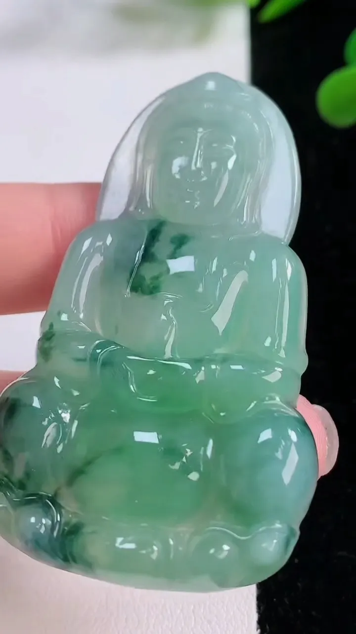 天然A货翡翠观音菩萨吊坠，尺寸59.4-36-5.3，重量:22.15g
11月25日