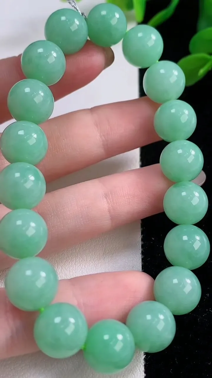 天然A货翡翠圆珠手串，尺寸10.8-20颗，重量:41.27g11月25日
工厂直销收藏佳品,种好水足，色泽均匀，有种有色，上手高大气！