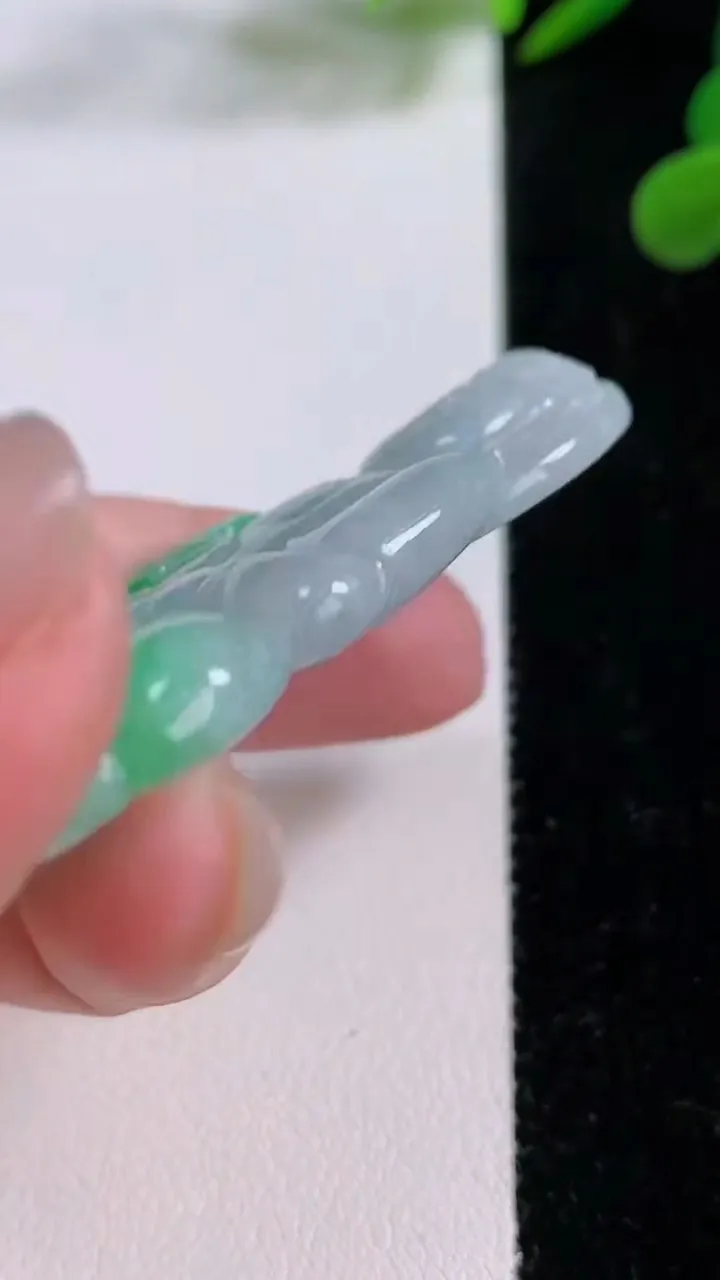 天然A货翡翠观音菩萨吊坠，尺寸55-33.2-6，重量:22.68g
11月25日