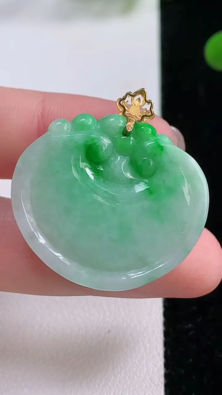 天然A货翡翠如意头吊坠，尺寸27.7-31-5.4，重量:10.40g
11月25日