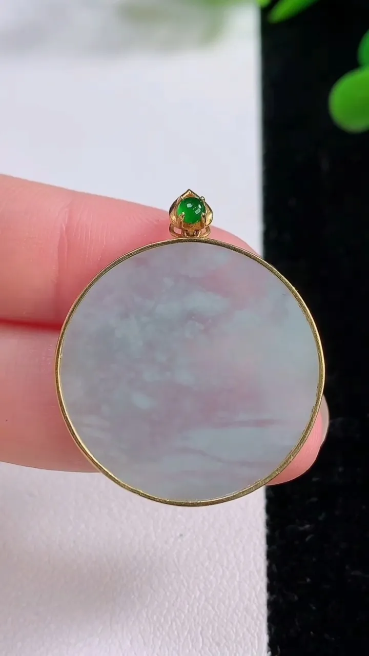 天然A货翡翠无事牌吊坠，尺寸27.7-3，重量:2.63g
11月25日