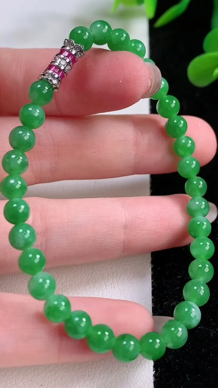 天然A货翡翠圆珠手串，尺寸5-32颗，重量:9.03g11月25日
工厂直销收藏佳品,种好水足，色泽