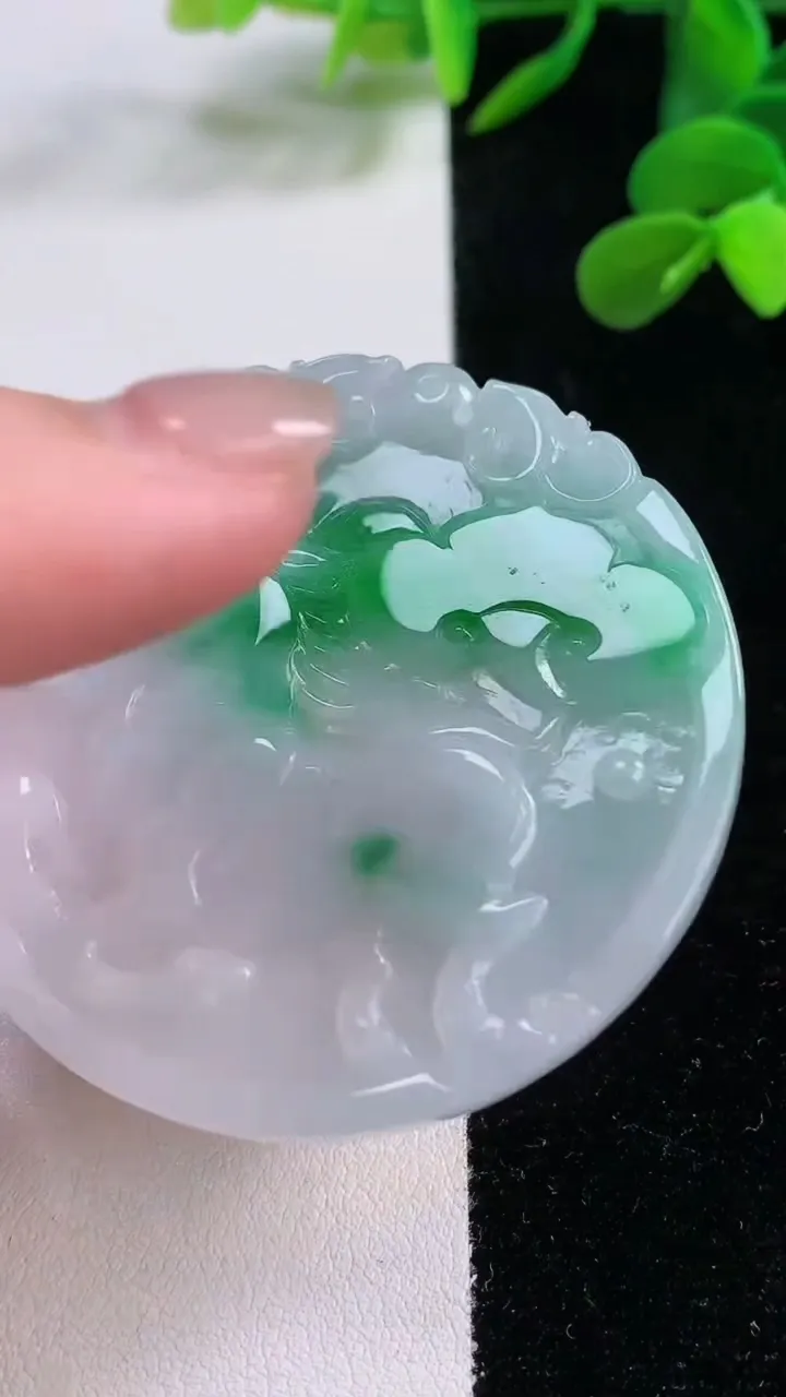 天然A货翡翠生肖马吊坠，尺寸52.4-4.3，重量:24.55g
11月25日