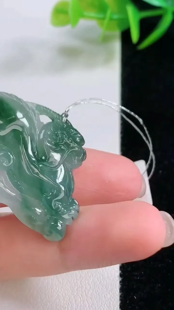 天然A货翡翠冰种飘花麒麟吊坠，尺寸26.8-44.4-6.9，重量:11.30g
11月25日