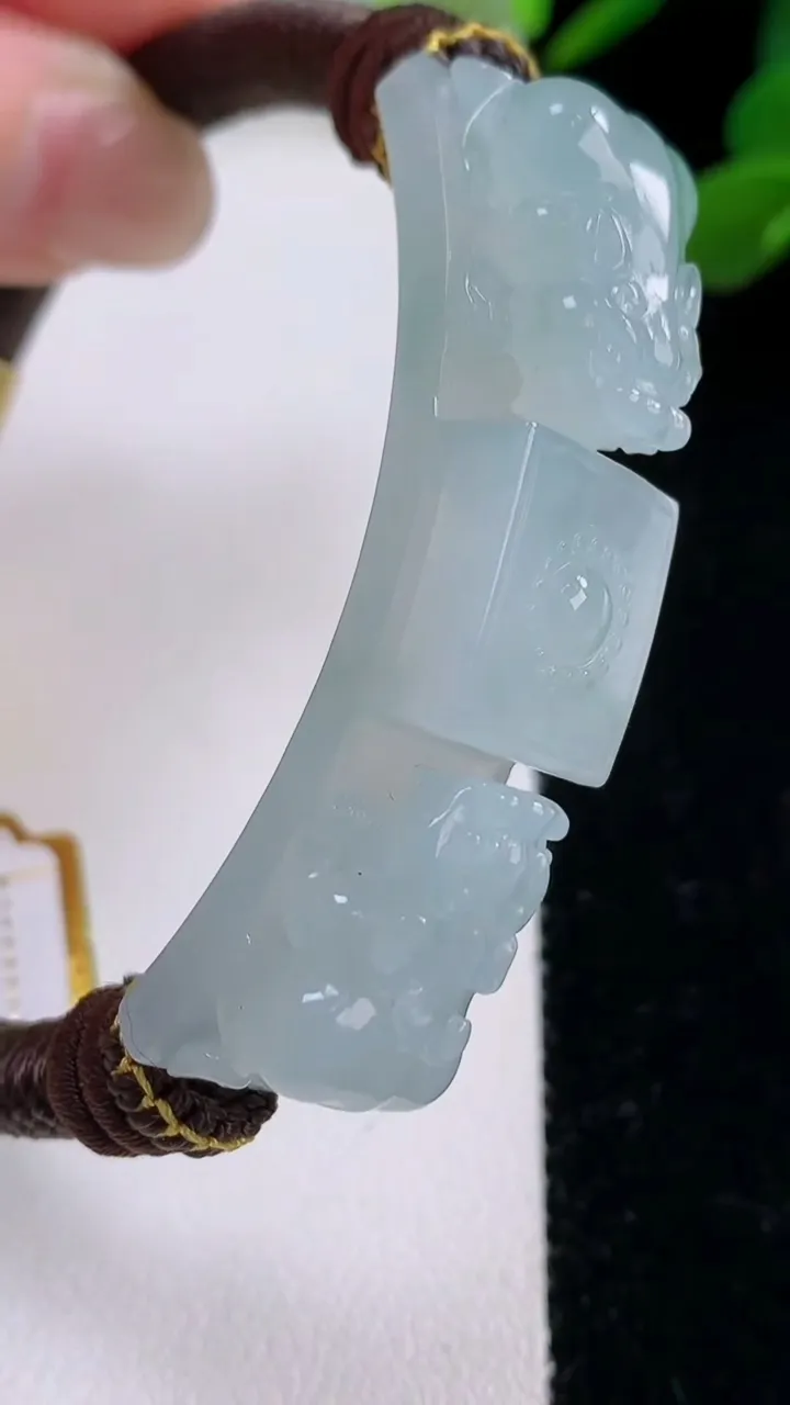 天然A货翡翠冰种飘花貔貅手绳，尺寸51-12-10，重量:28.74g
11月25日