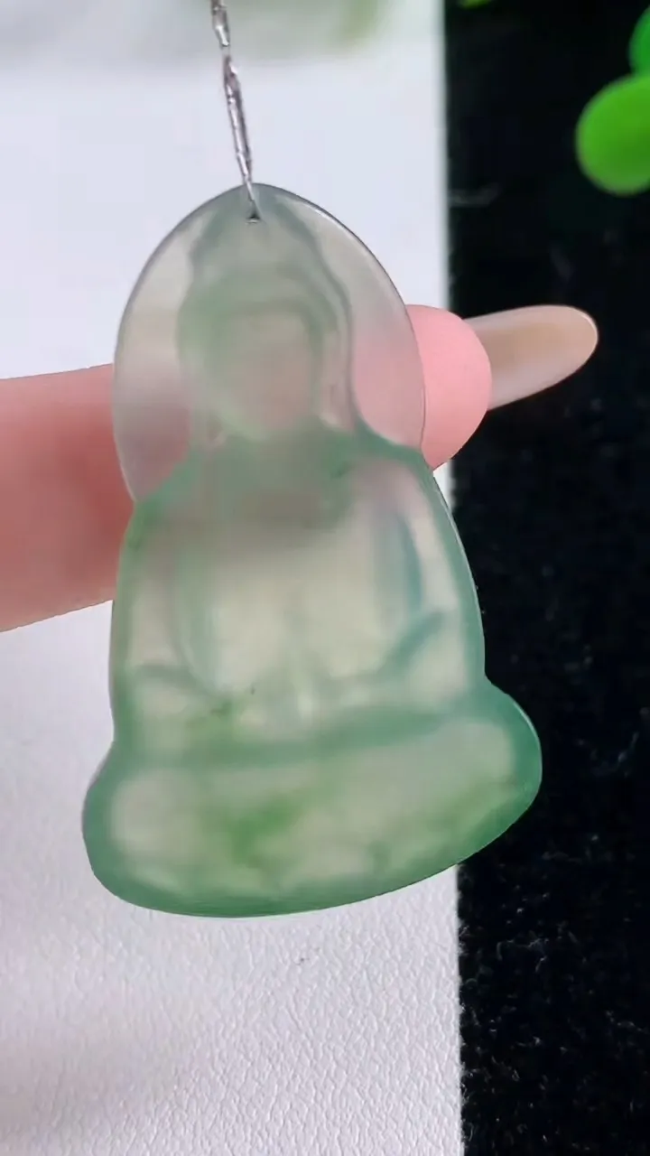 天然A货翡翠观音菩萨吊坠，尺寸43-27.3-4.9，重量:10.11g
11月25日