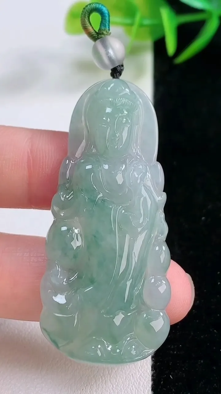 天然A货翡翠冰种飘花观音菩萨吊坠，尺寸52.3-23.5-5.6，重量:13.53g
11月25日